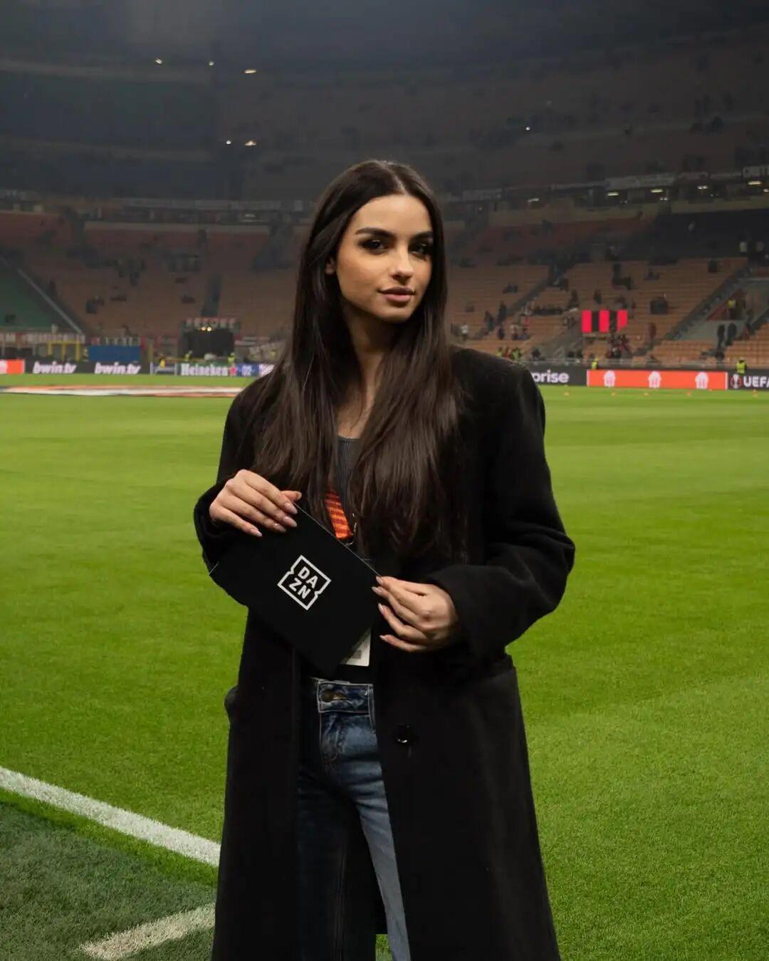 世界杯直播官网下载最新版-性感丨意甲场边有道风景线